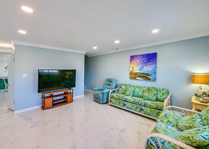 Deck W/ Canal Access: Ocean Townhome Ferienhaus
